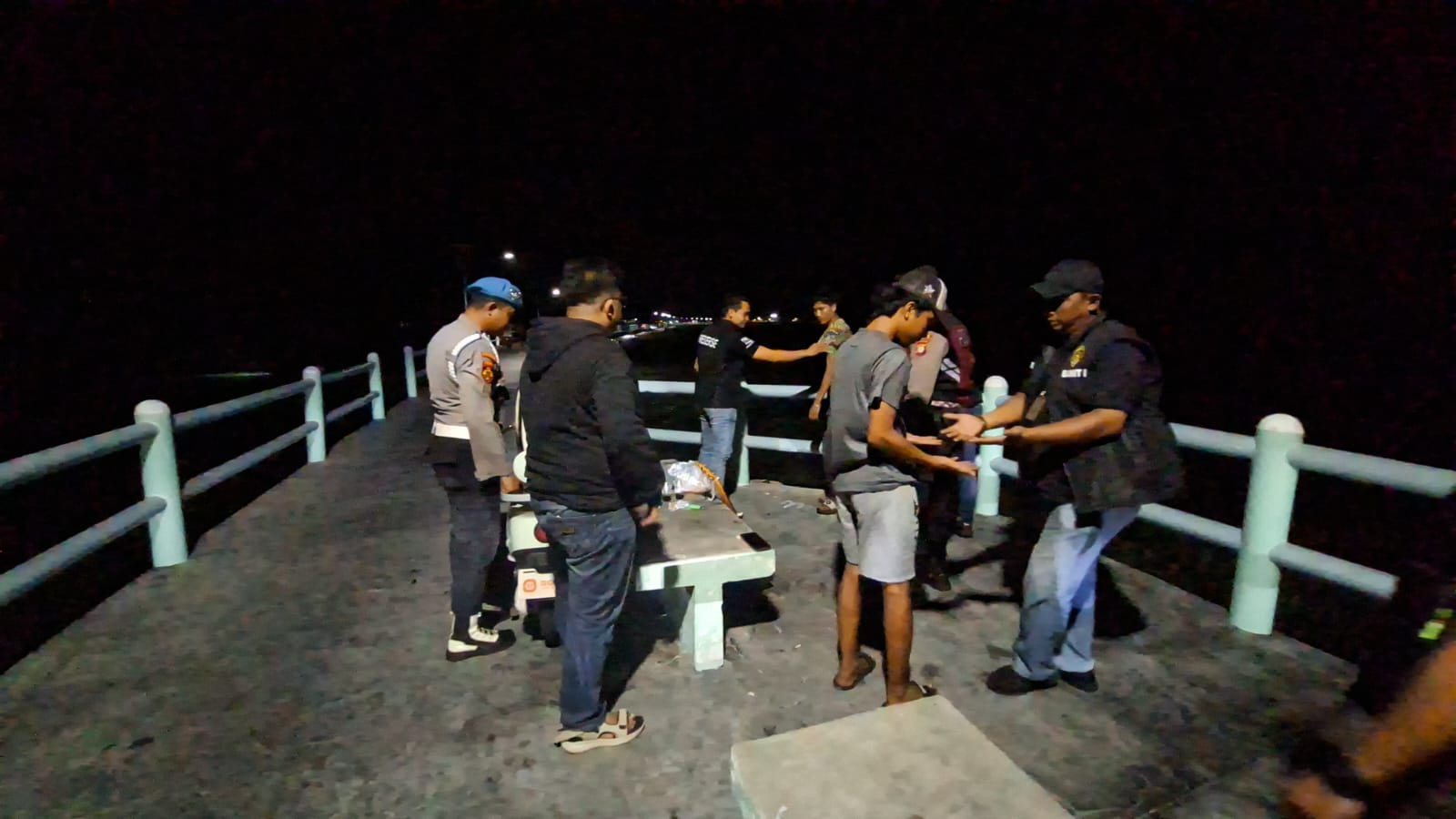 Patroli Malam Jakarta On The Spot, Polsek Kepulauan Seribu Selatan Sampaikan Layanan Polisi 110 Saat Sambangi Warga