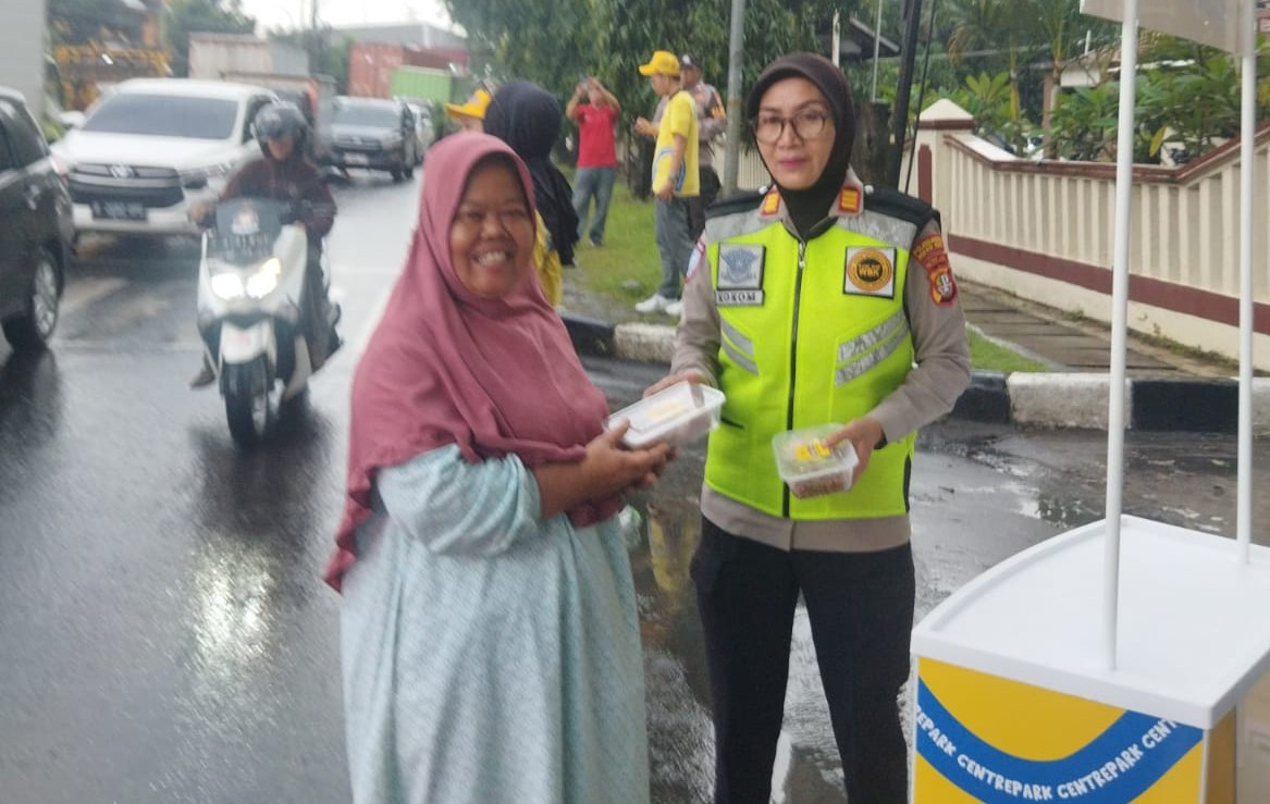 Polsek Bantar Gebang Bersama Centrepark Bagikan 150 Takjil kepada Pengguna Jalan dalam Program Beyond Trust Presisi
