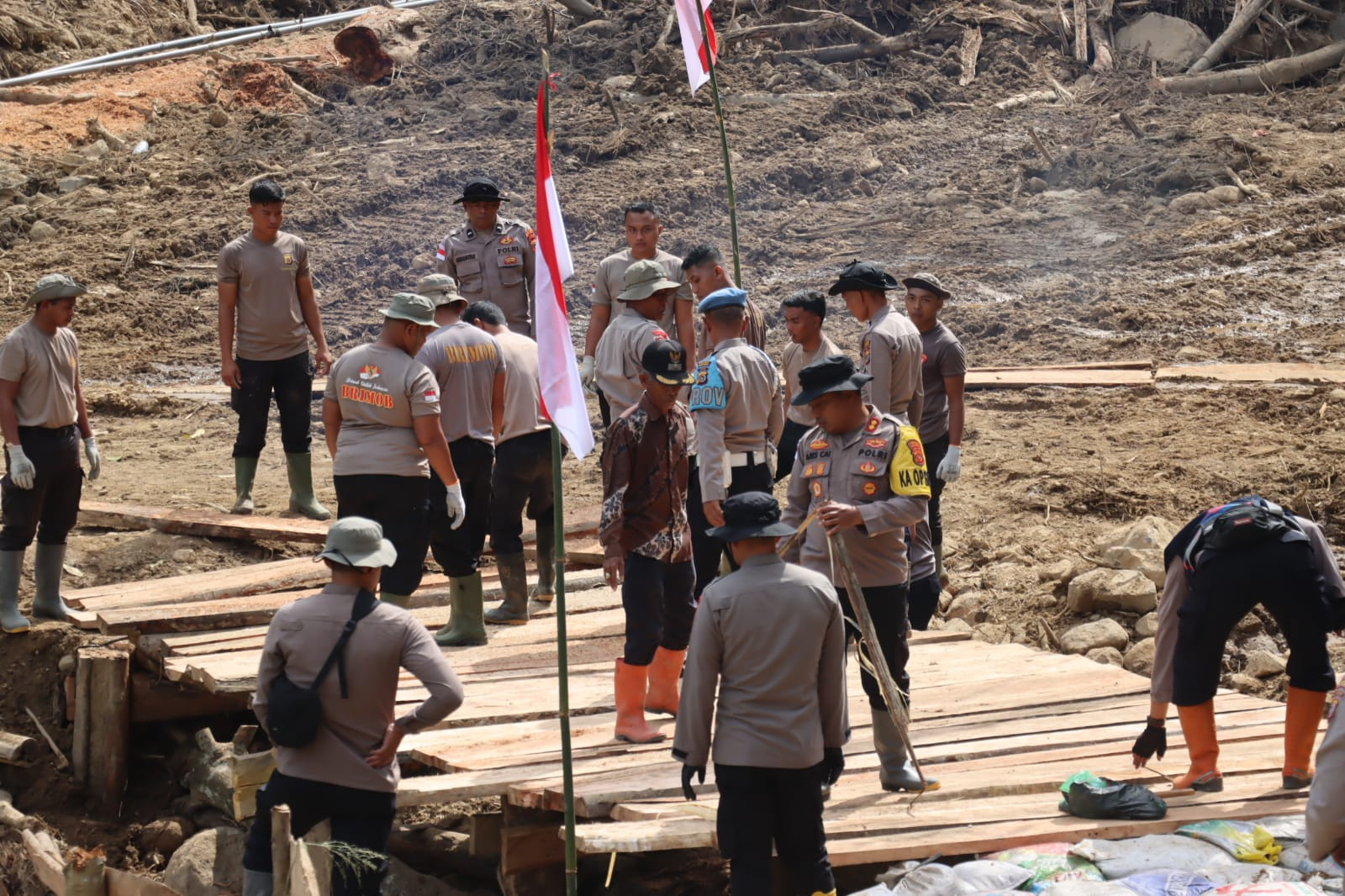 Polres Bener Meriah dan Brimob Polda Aceh Bangun Jembatan Darurat di Kampung Setie Kecamatan Timang Gajah