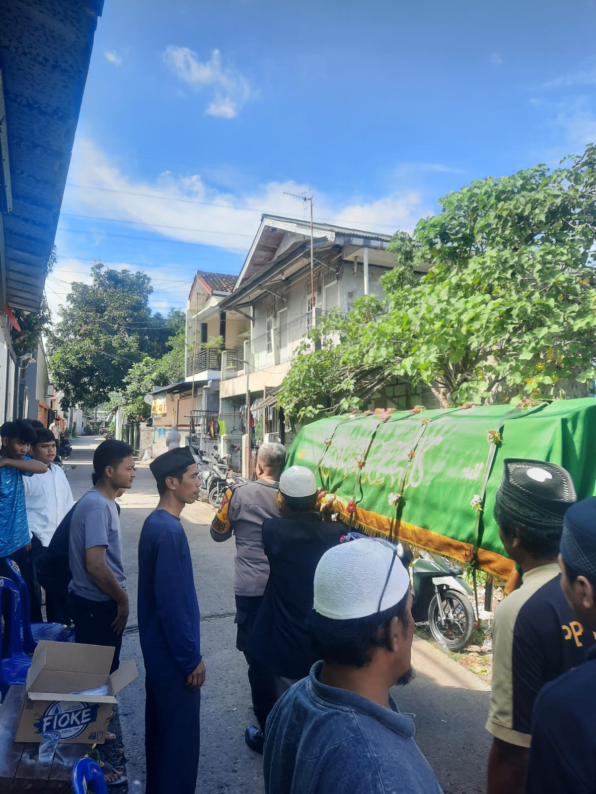 Bhabinkamtibmas Polsek Rawa Lumbu Hadir Menguatkan Warga, Takziah Tokoh Masyarakat Bojong Menteng