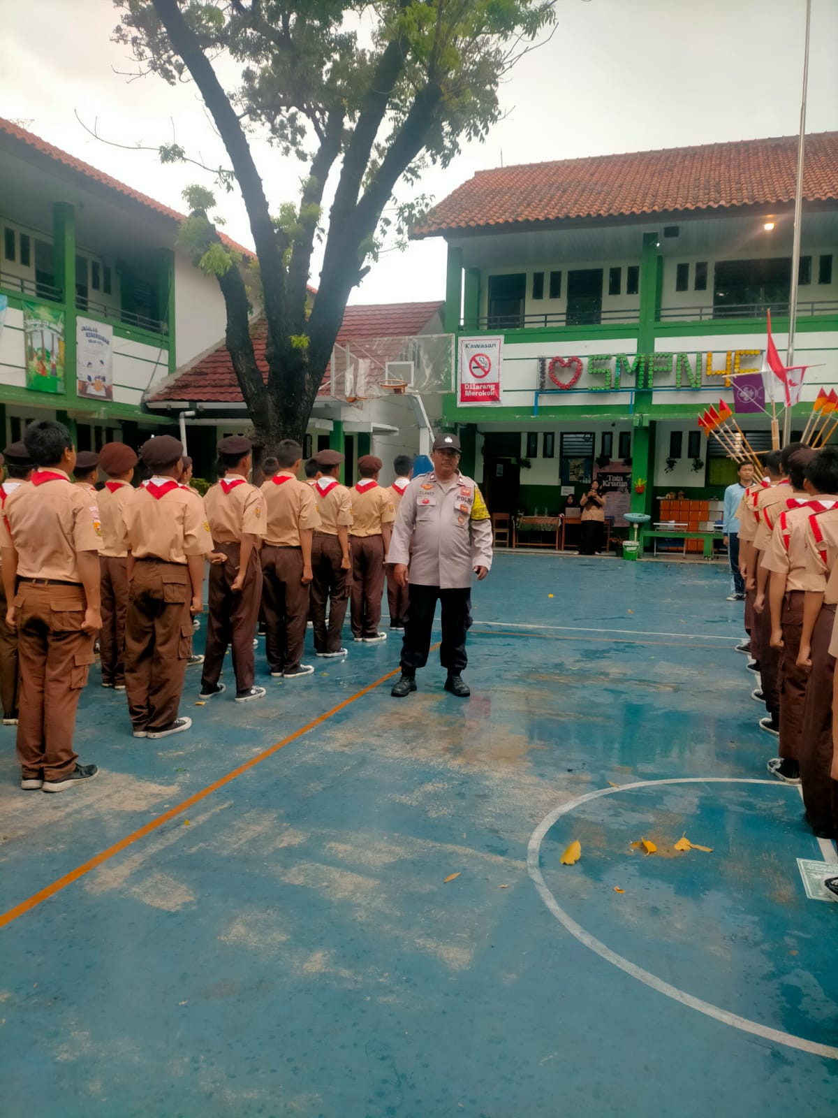 Gandeng Babinsa, Bhabinkamtibmas Medansatria Beri Pelatihan PBB ke Siswa SMP