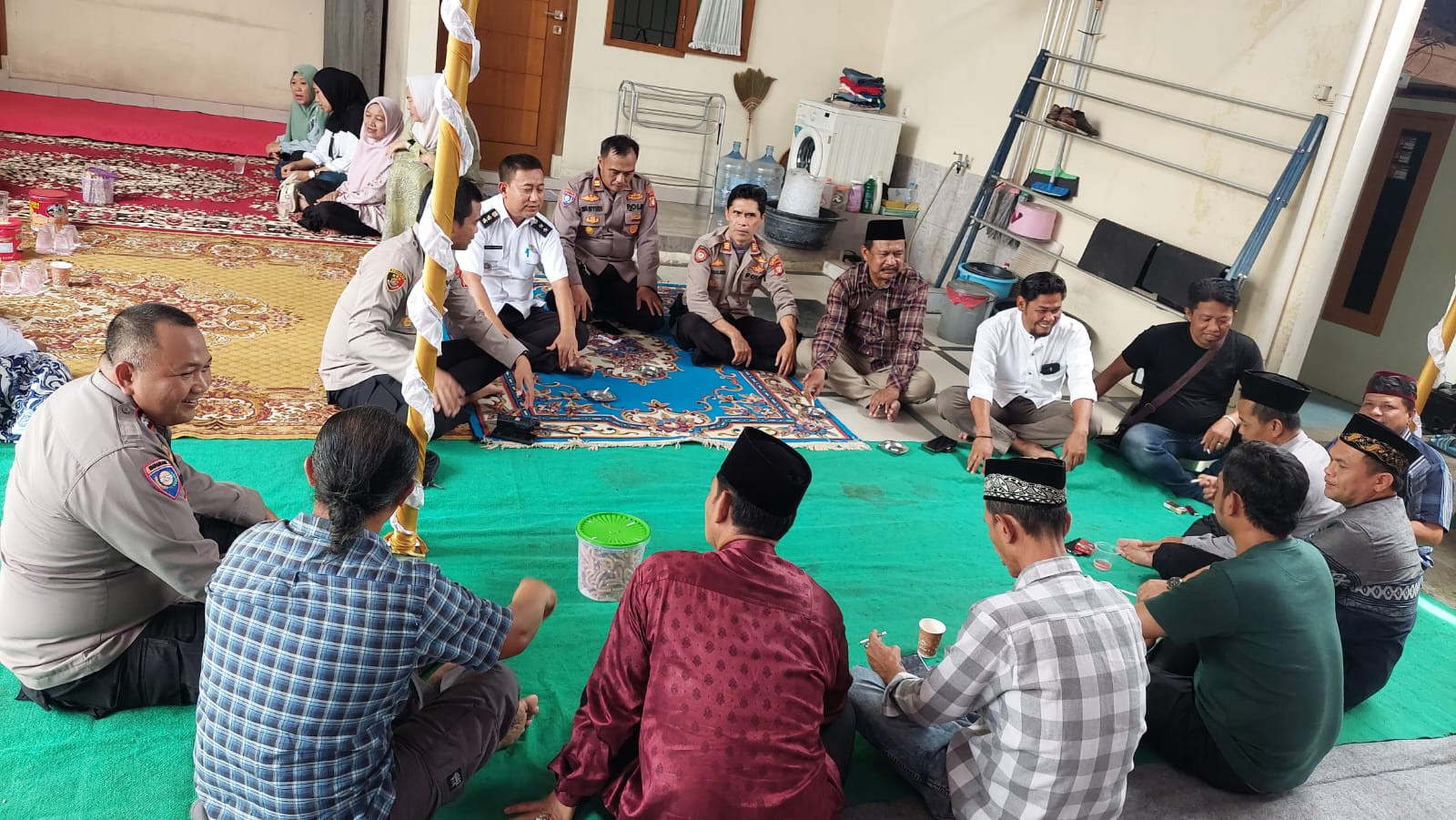 Kapolsek Medansatria Hadiri Halal Bihalal di kediaman Lurah Medansatria