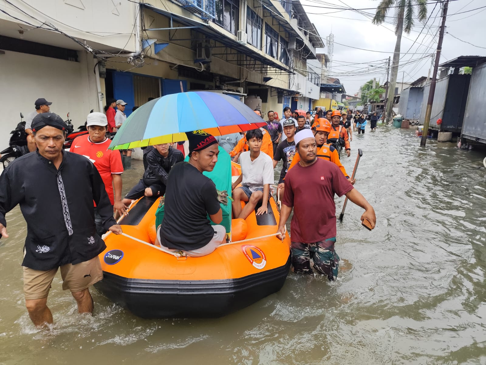 BPBD Jakarta Utara Evakuasi Warga dan Jenazah Terdampak Banjir Kapuk Muara