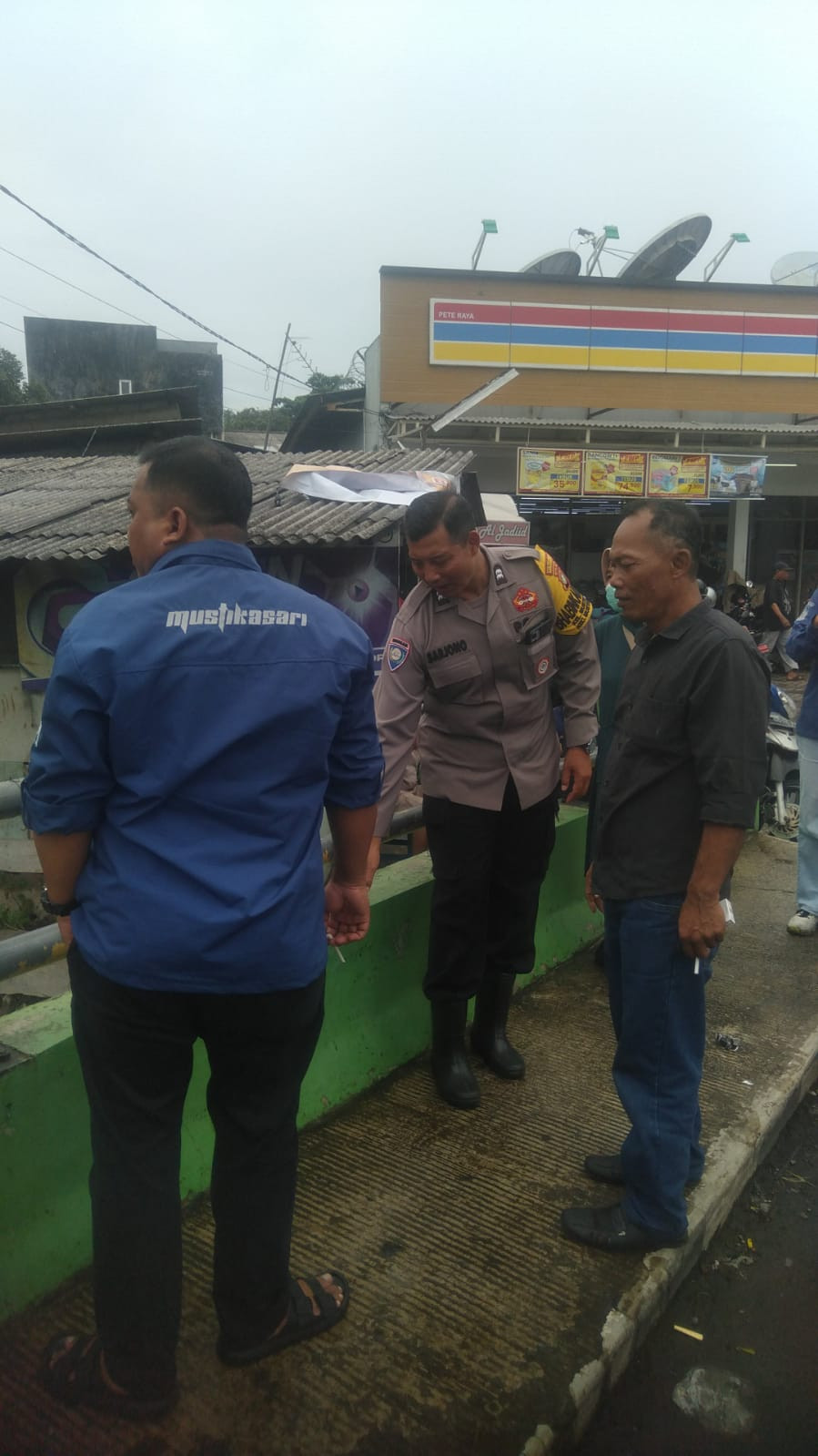 ANTISIPASI LUAPAN AIR, BHABINKAMTIBMAS BERSAMA APARATUR KELURAHAN MUSTIKASARI TINJAU KALI PETE