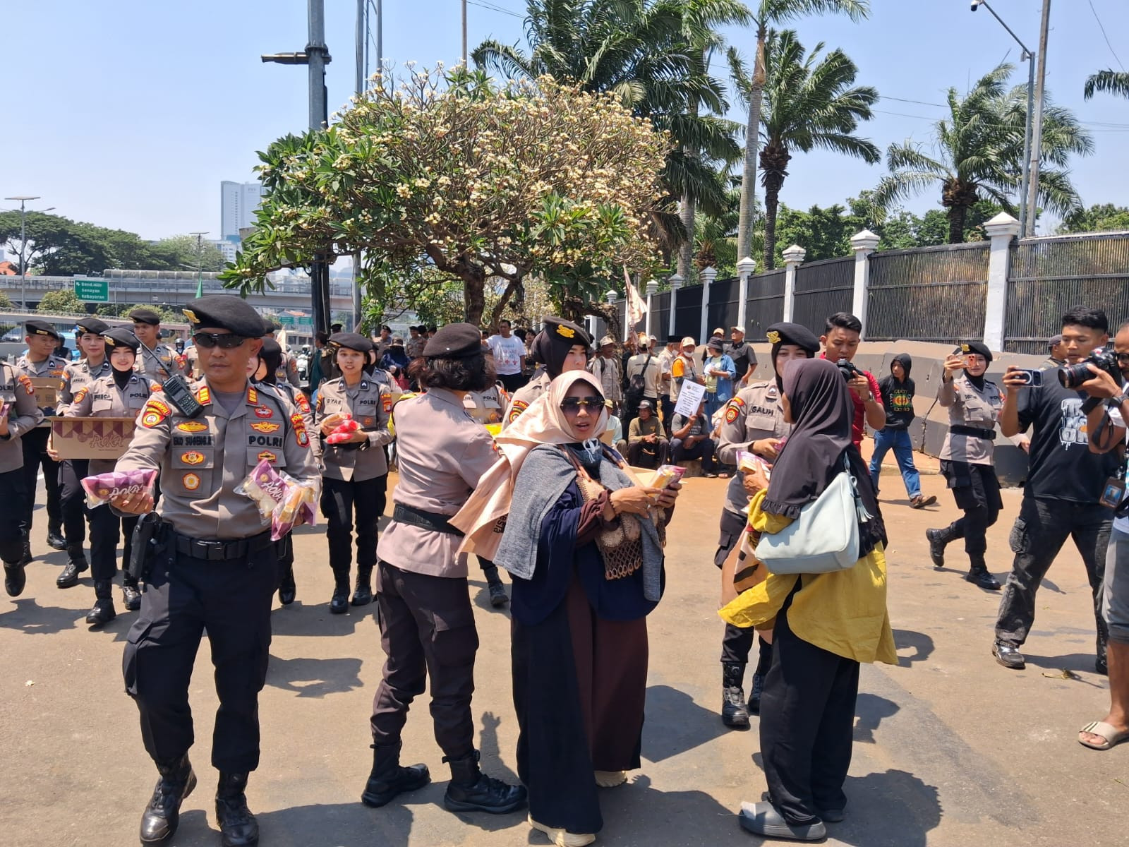 Kawal Aspirasi Petani, Polisi Kedepankan Pelayanan Humanis di Depan DPR