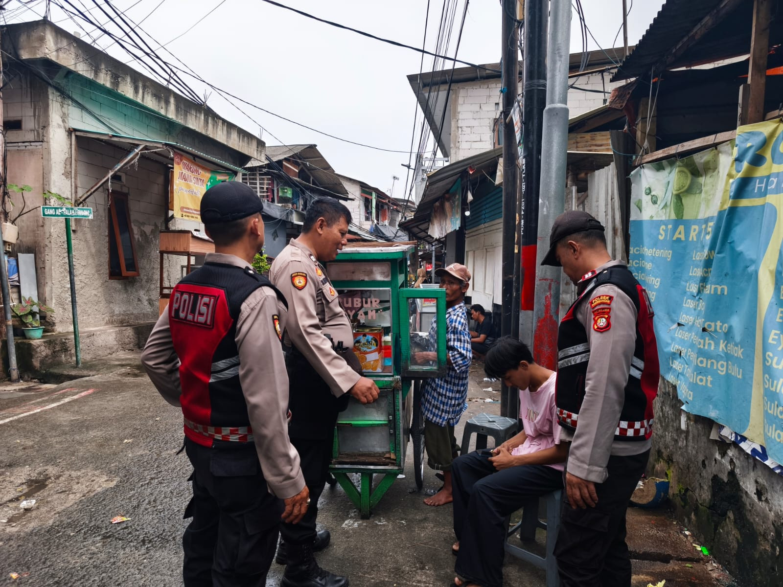 Polisi Hadir di Tengah Warga, Patroli Jalan Kaki Polsek Pademangan Ciptakan Rasa Aman