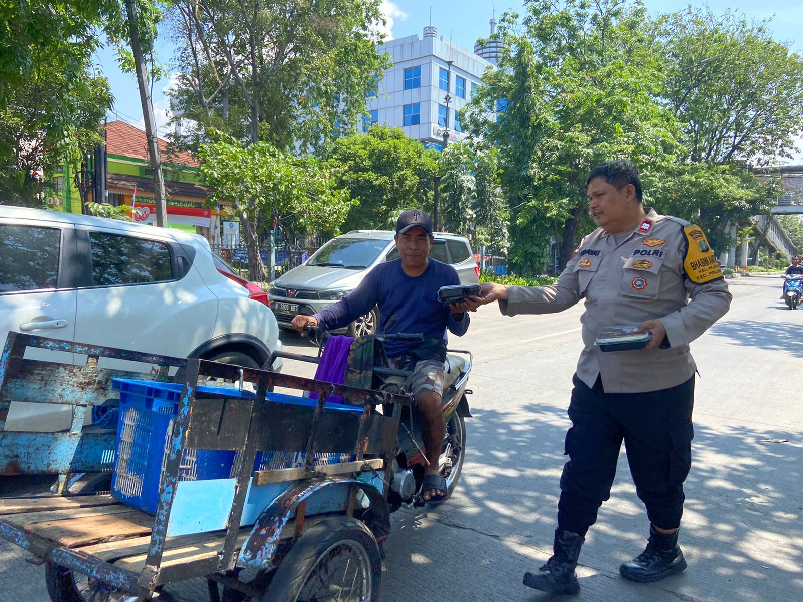 Polsek Metro Penjaringan Gelar Jumat Berkah, Warga Antusias Terima Makanan Gratis