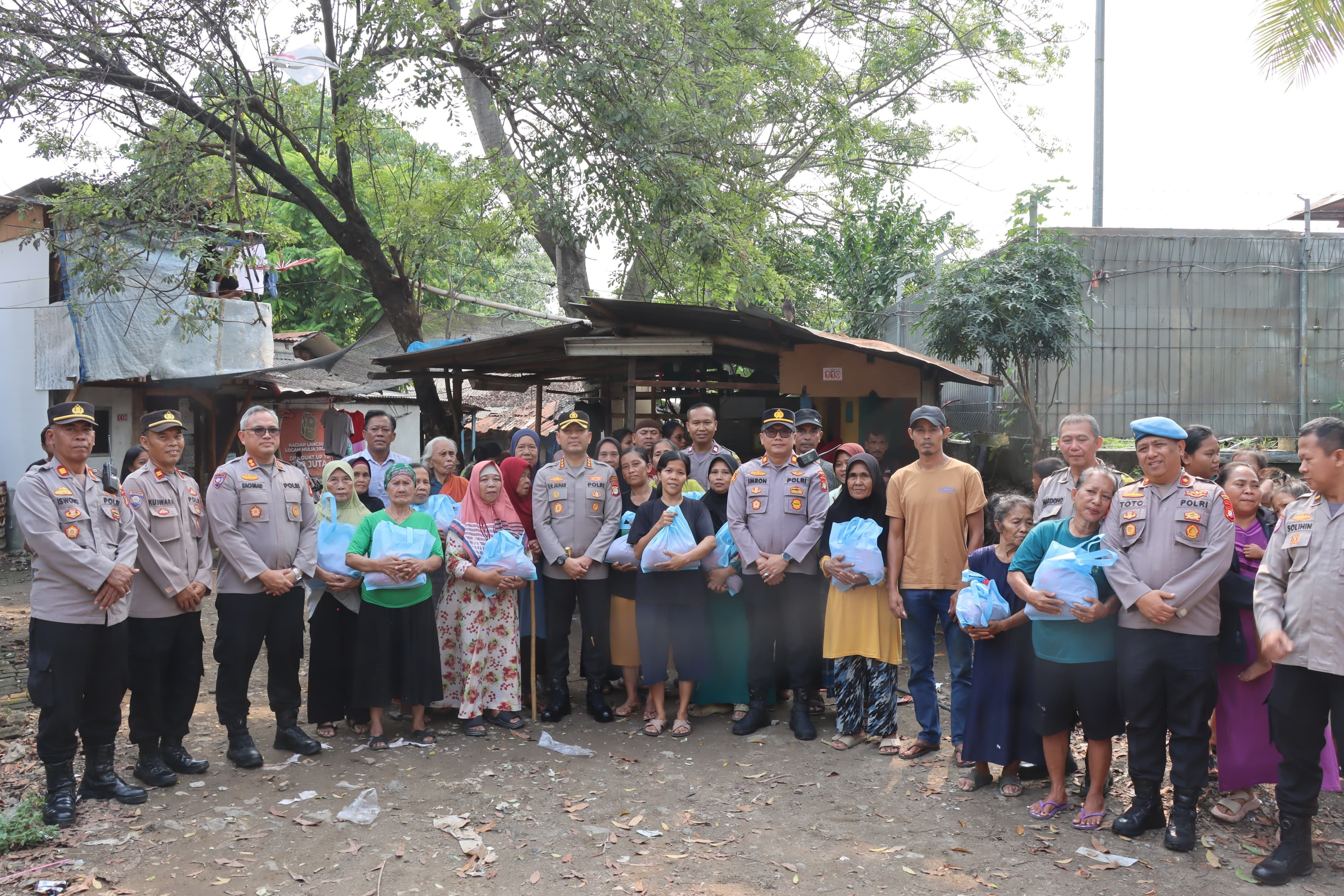 Jaga Jakarta On The Spot Sentuh Warga Mekarsari, Kapolres Metro Tangerang Kota Salurkan Bantuan Sembako