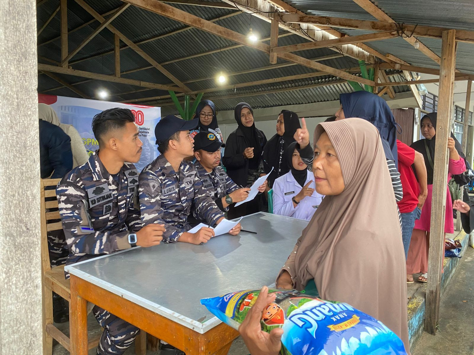 Masyarakat Antusias Sambut Gerakan Pangan Murah, Danlanal DBS Gelar Bazar di Primkopal Lanal Dabo Singkep Dalam Rangka HUT Ke-80 TNI AL