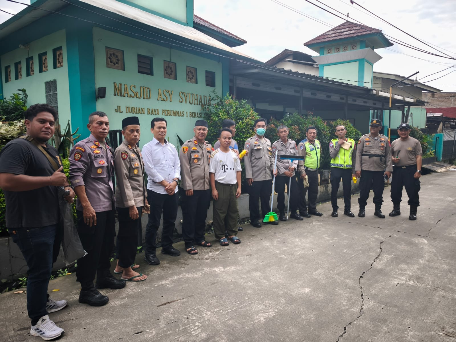 Bakti Religi “Bang Jasri”, Kapolsek Bekasi Barat Pimpin Bersih-Bersih di Masjid Asy Syuhada Kranji