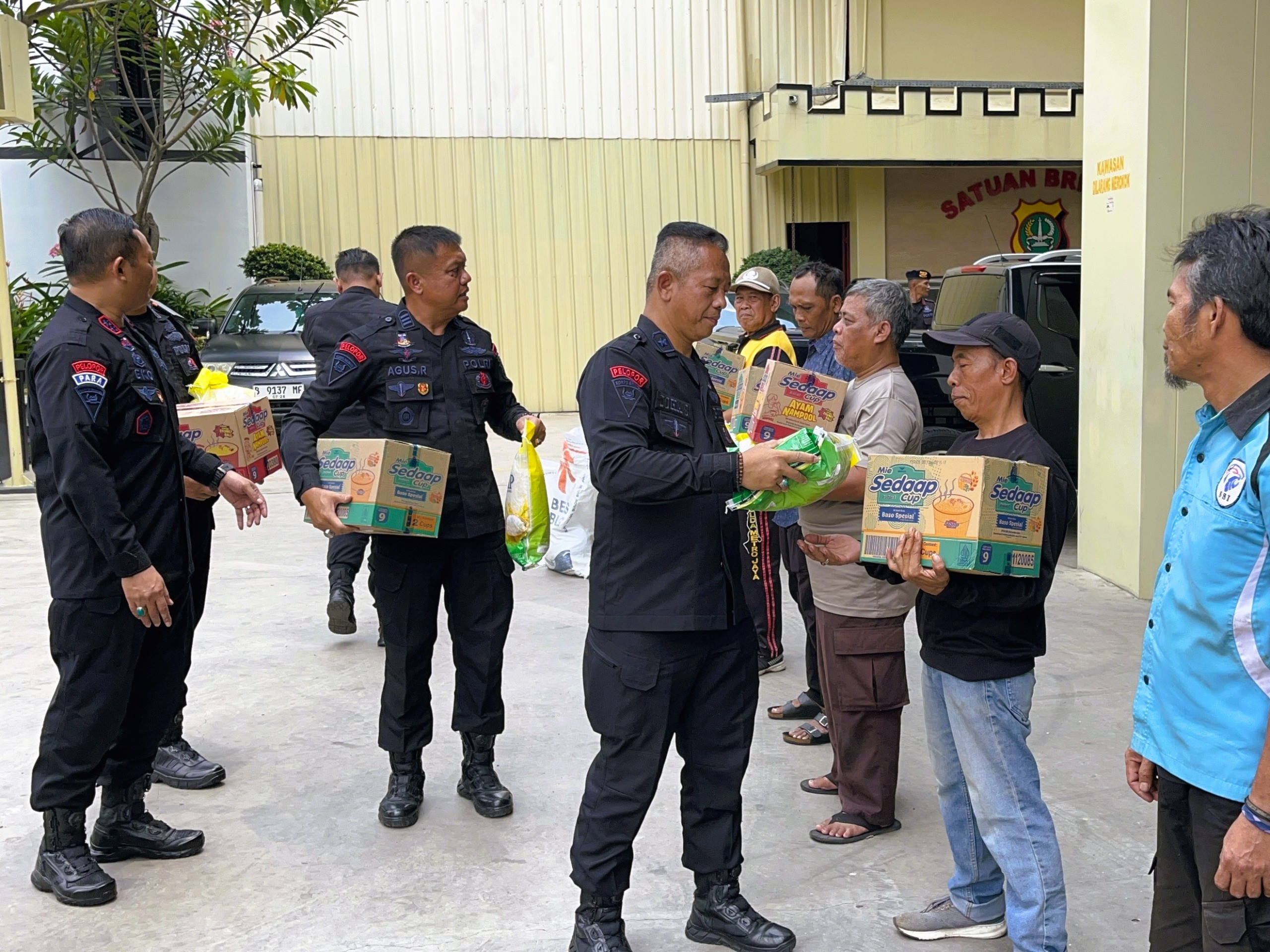 Wujud Kepedulian, Brimob Polda Metro Jaya Berbagi Sembako untuk PHL Staf Mako di Lingkungan Satuan