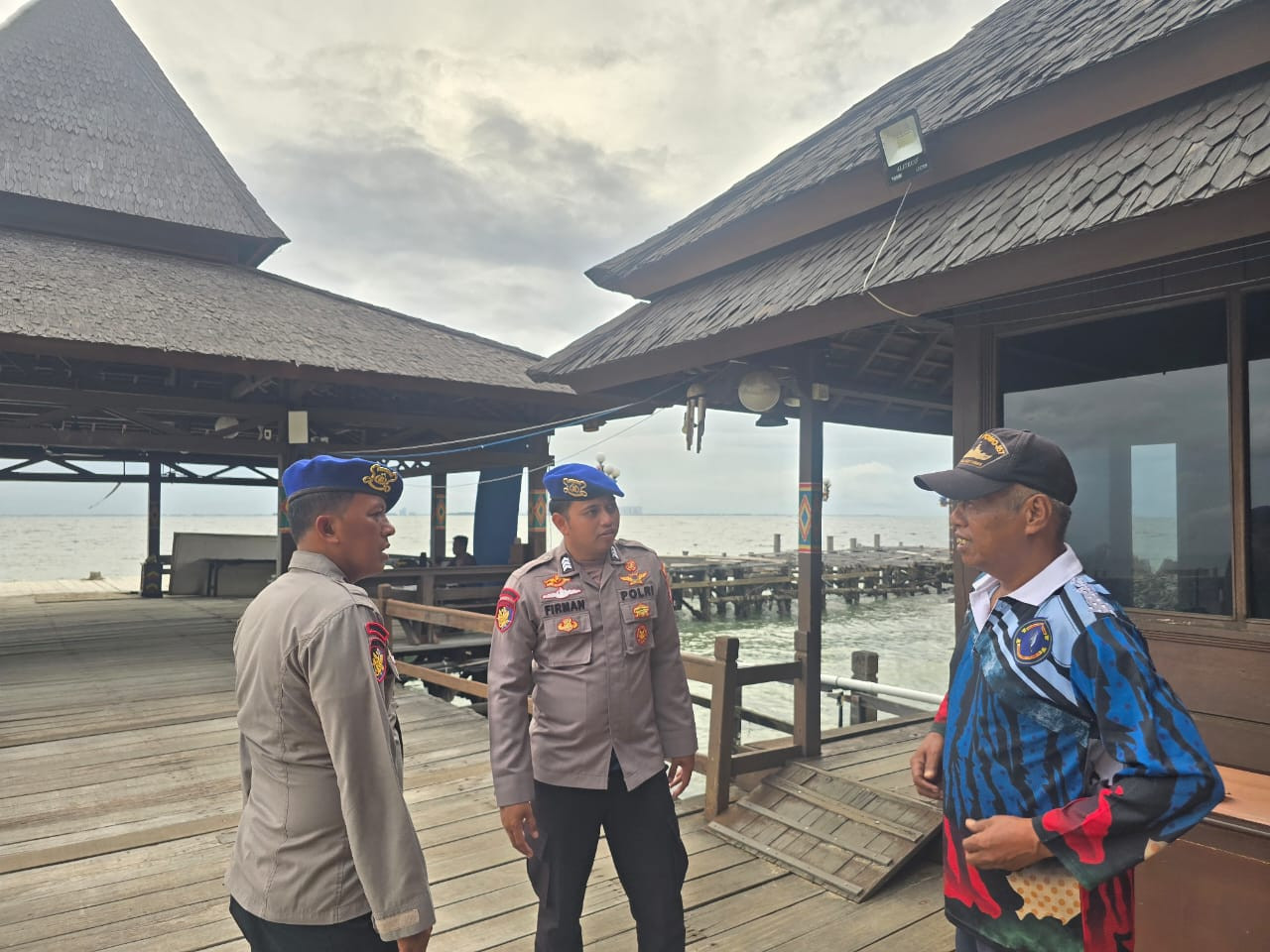 Patroli Dialogis Laut Satpolairud Polres Kepulauan Seribu Perkuat Pengamanan Perairan dan Sosialisasikan Layanan 110
