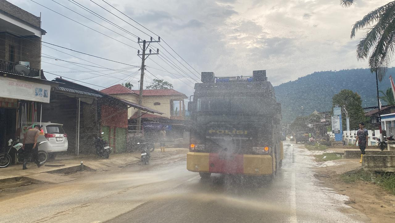 Cegah Risiko ISPA, Polres Aceh Selatan Terjunkan Water Cannon Bersihkan Debu Sisa Banjir
