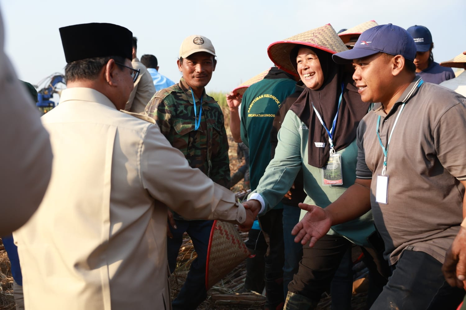Haru Buruh Tani Lansia Rela Menunggu Prabowo Sejak Pagi, Titip Harapan Petani Makmur