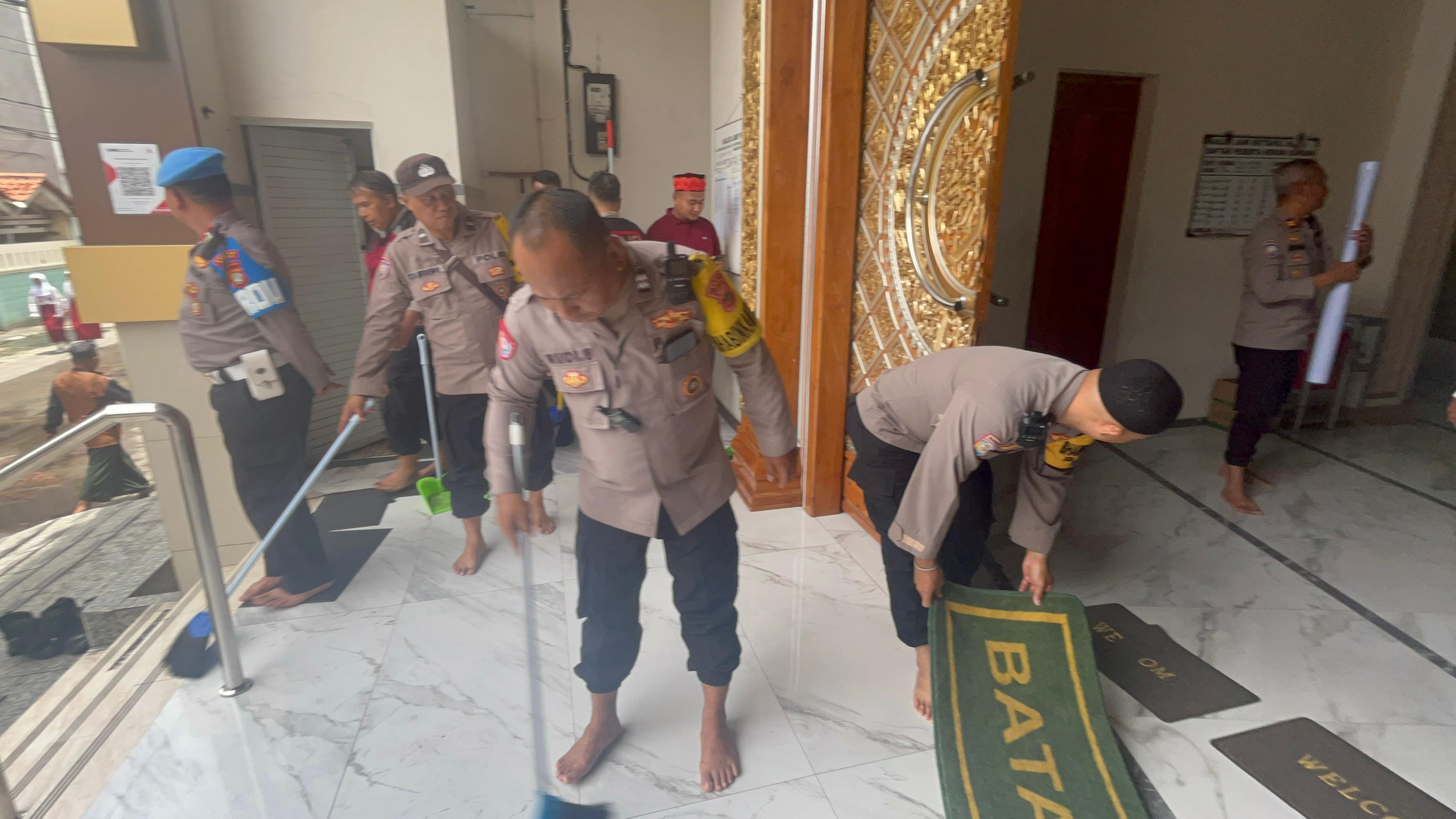 Polsek Koja Gelar Program Bang Jasri di Masjid Jami Miftahul Huda, Wujudkan Lingkungan Ibadah Bersih dan Nyaman
