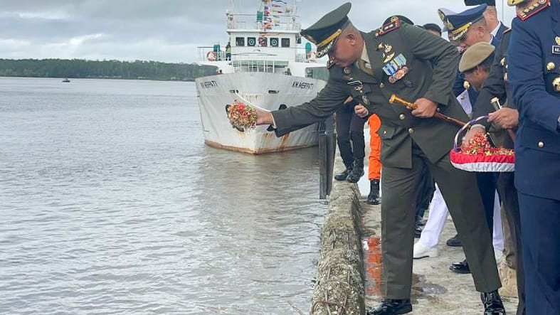 Dandim 1710/Mimika Ikuti Upacara Tabur Bunga di Pelabuhan Poumako Dalam Rangka Memperingati HUT Ke-80 Kemerdekaan RI