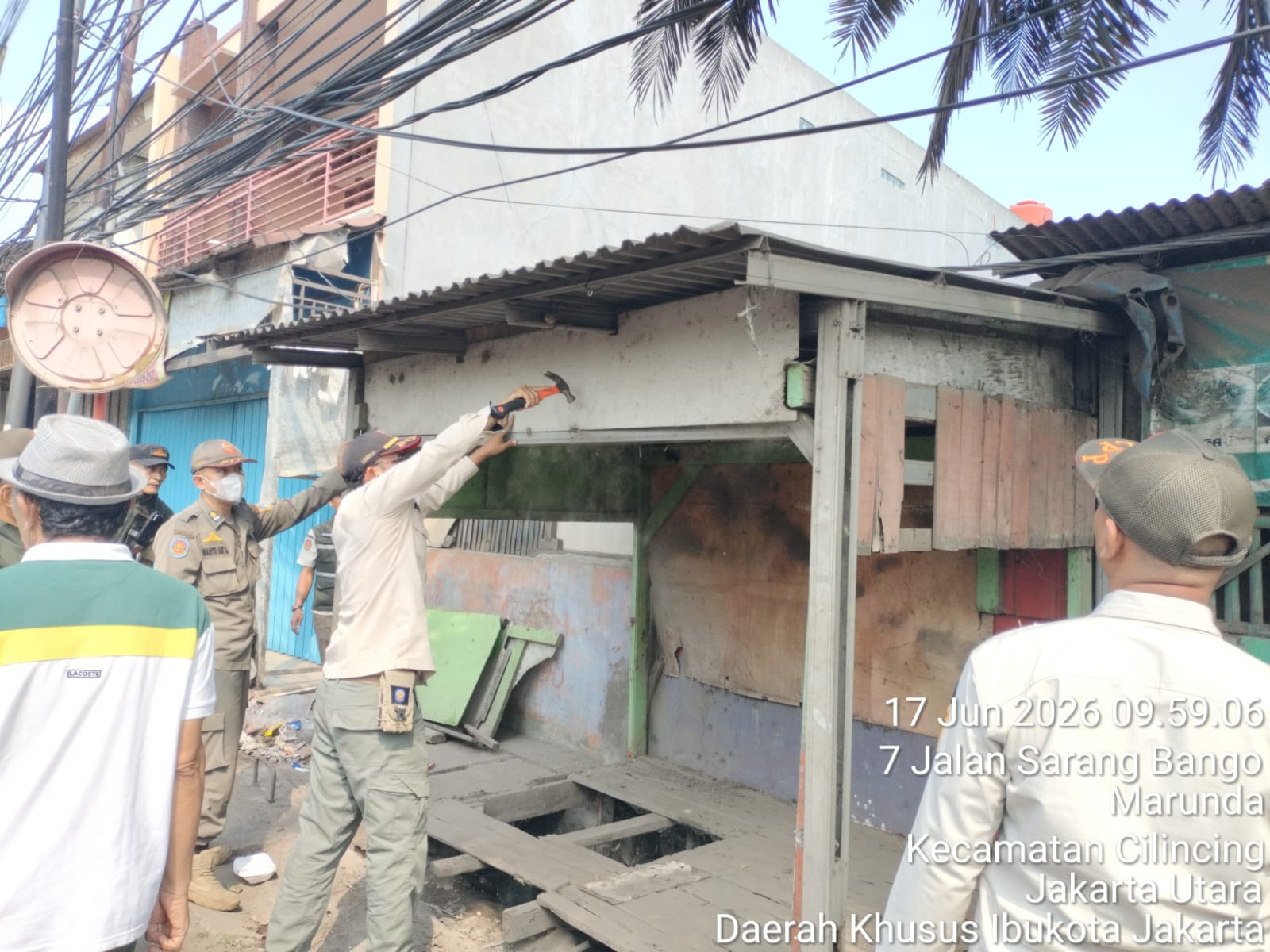 Kasatpol PP Cilincing Roslely Tambunan Pimpin Penertiban Bangunan Liar dan PKL di Marunda