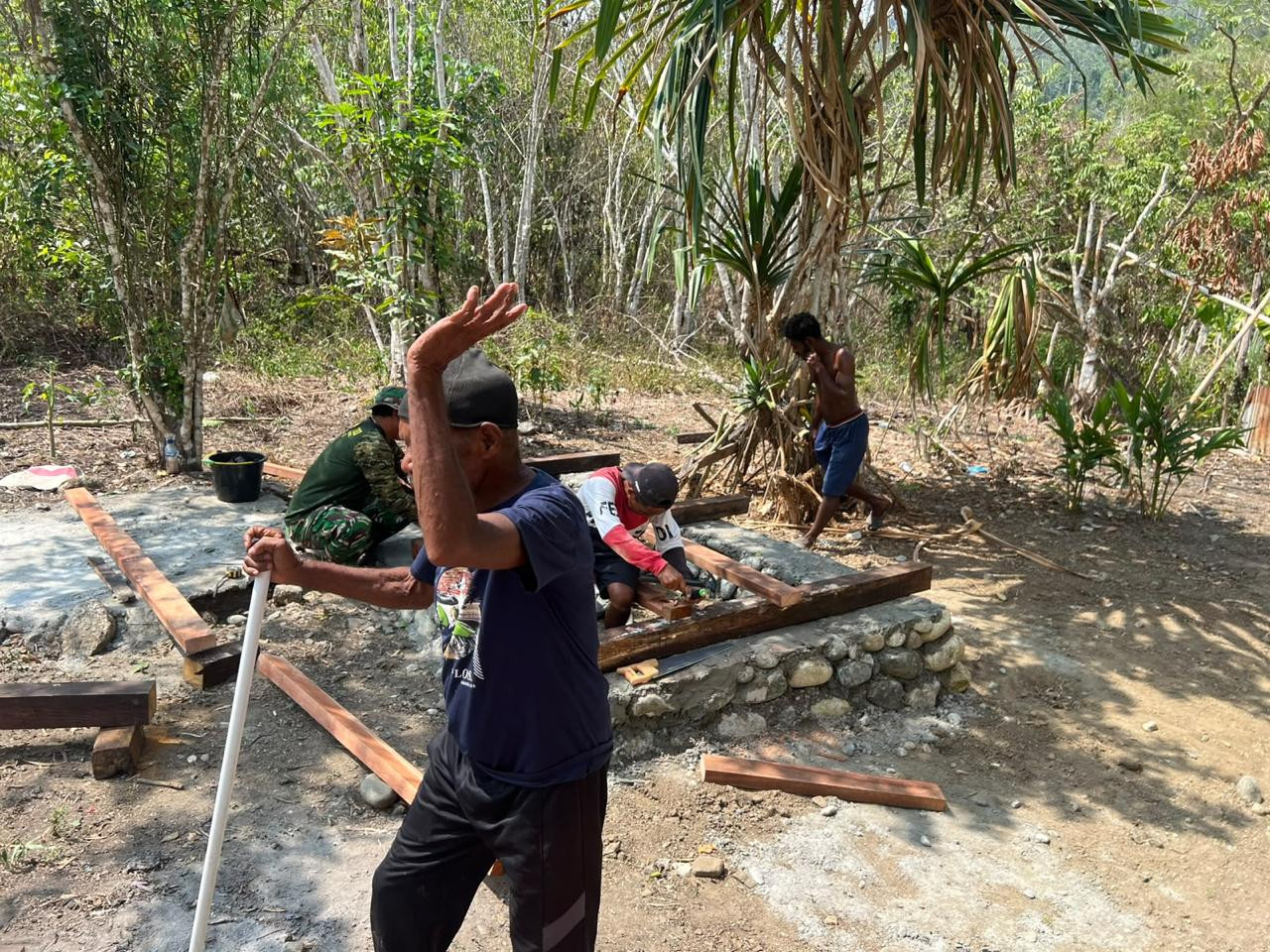 Penuhi Kebutuhan Dasar Masyarakat, Satgas TMMD ke-130 Bangun MCK di Kampung Yamboi