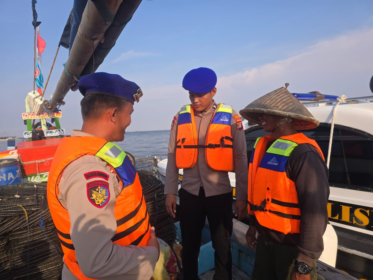 Polisi Baik Satpolairud Polres Kepulauan Seribu Sambangi Nelayan, Ingatkan Keselamatan di Laut