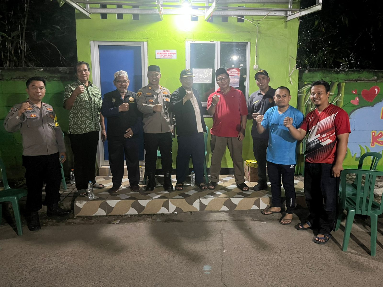 Patroli Siskamling di Kotabaru, Kapolsek Bekasi Barat Ajak Warga Guyub Jaga Lingkungan