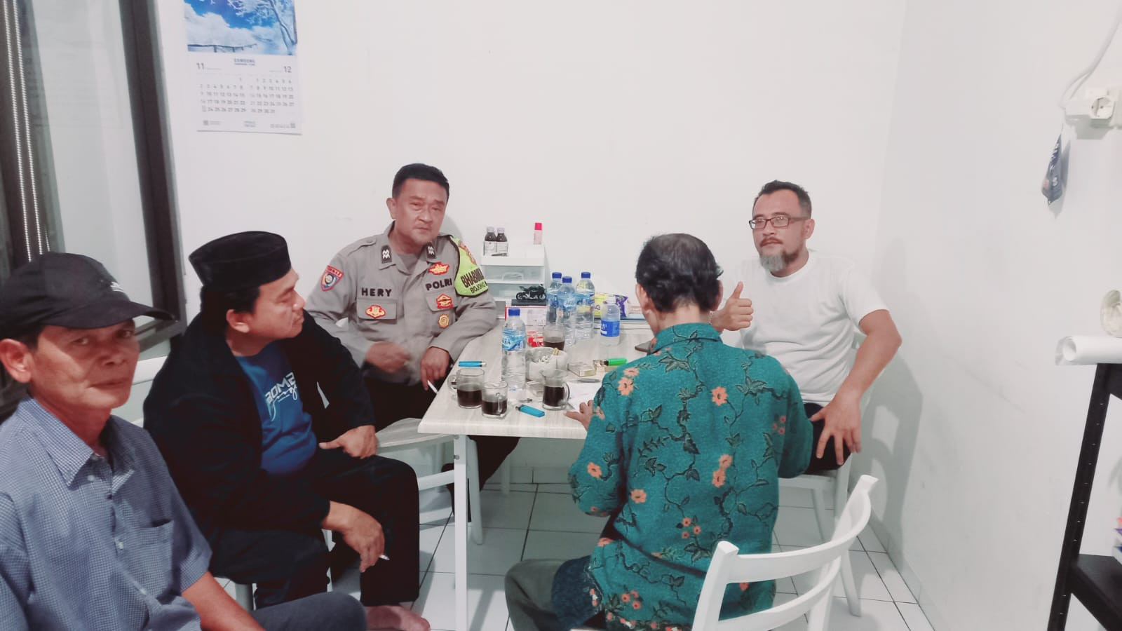 Jamin Keamanan Malam Hari, Bhabinkamtibmas Rawalumbu Sambangi Tokoh Masyarakat Kp. Rawaroko