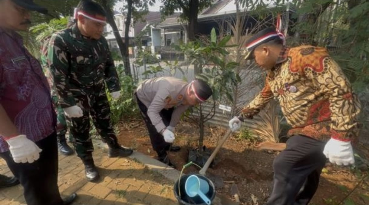 Semarak HUT RI ke-81, Kapolsek Bekasi Barat  Pimpin Gerakan Penghijauan di Bintara