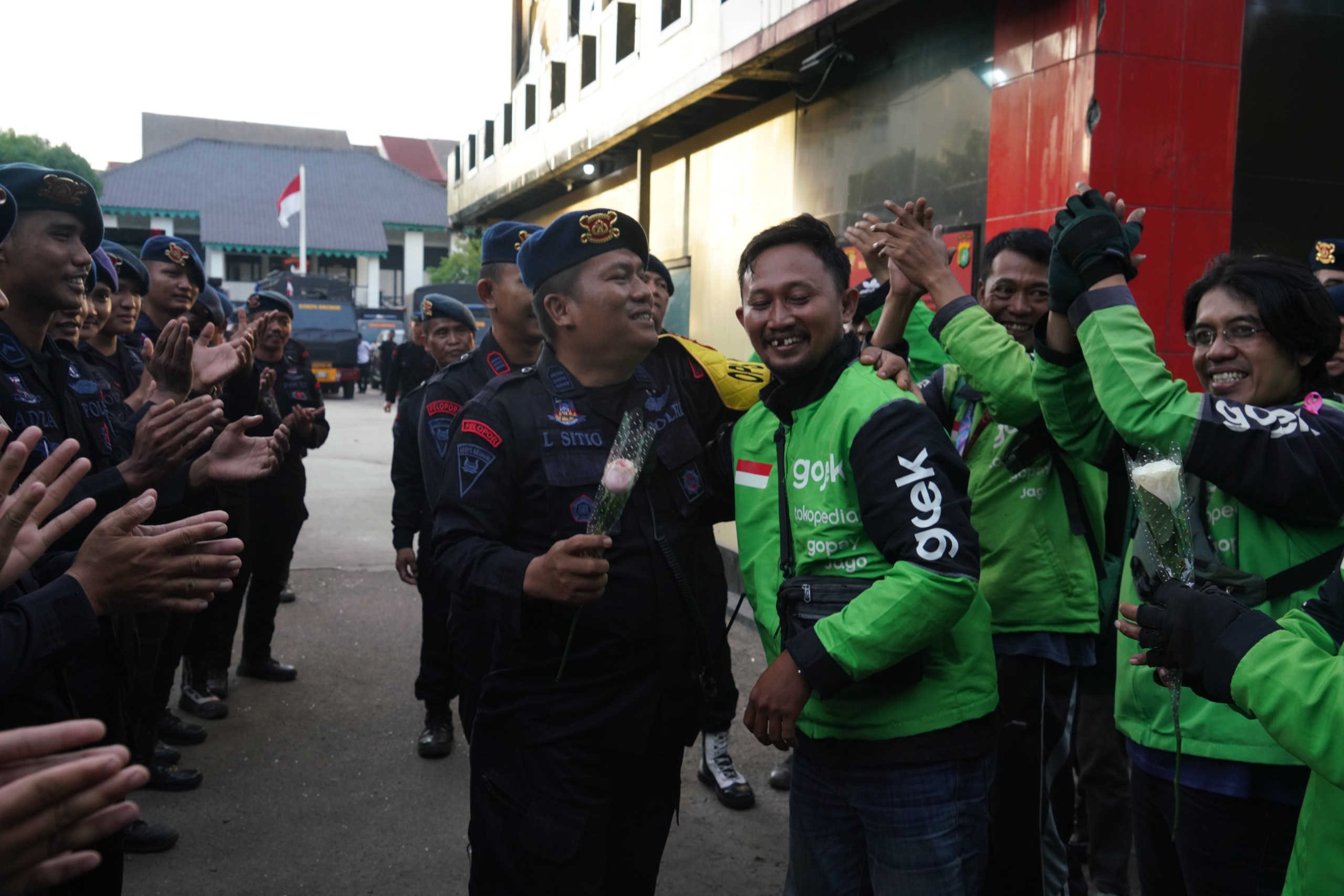 Aksi Damai Ojol peluk dan salami Brimob Kwitang, Wujud Keakraban