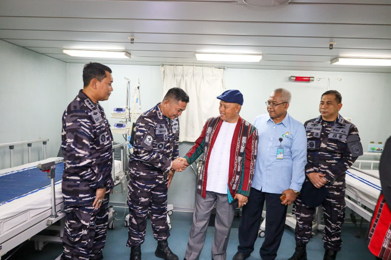 Asisten I Gubernur dan Kadinkes Provinsi Maluku Kunjungi Kapal Bantu Rumah Sakit KRI Suharso-990, Mantapkan Yankes Bergerak