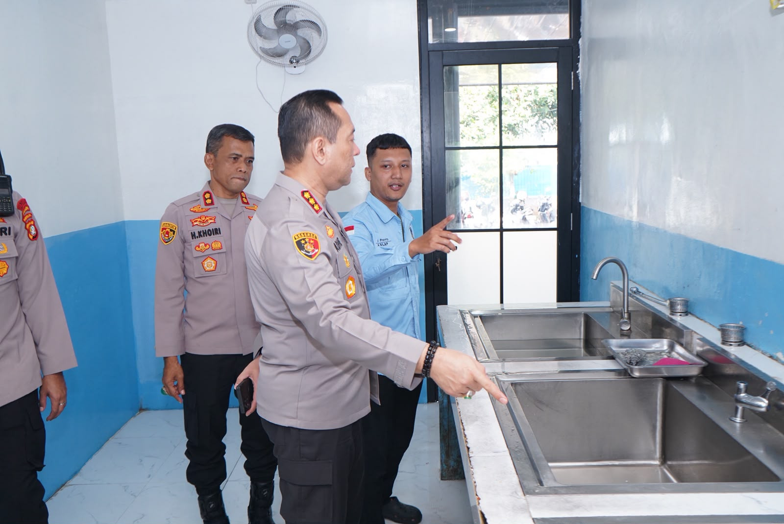 Kapolres Metro Jakut Tinjau SPPG Pegangsaan Dua, Tekankan Kualitas Makanan dan Kebersihan