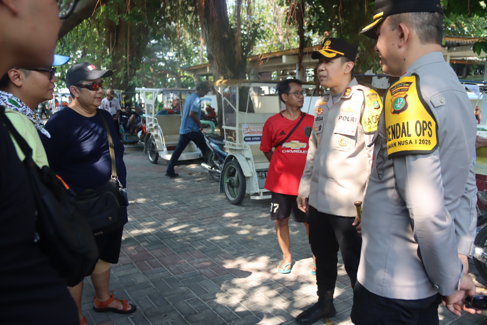 Kapolres Kepulauan Seribu Sambangi Wisatawan di Pulau Pari, Ingatkan Keselamatan dan Ajak “Jaga Jakarta”