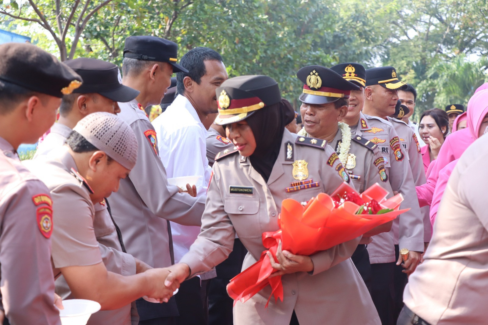Polres Kepulauan Seribu Gelar Pisah Sambut dan Tradisi Pedang Pora Purna Bakti PJU