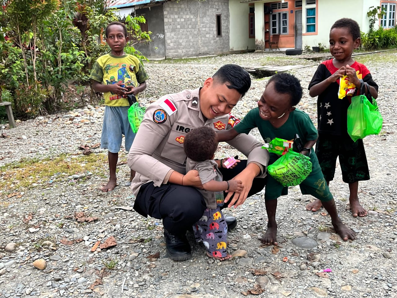Momen Harmonis Personel Satgas Ops Damai Cartenz Bersama Masyarakat dan Anak-Anak di Mimika
