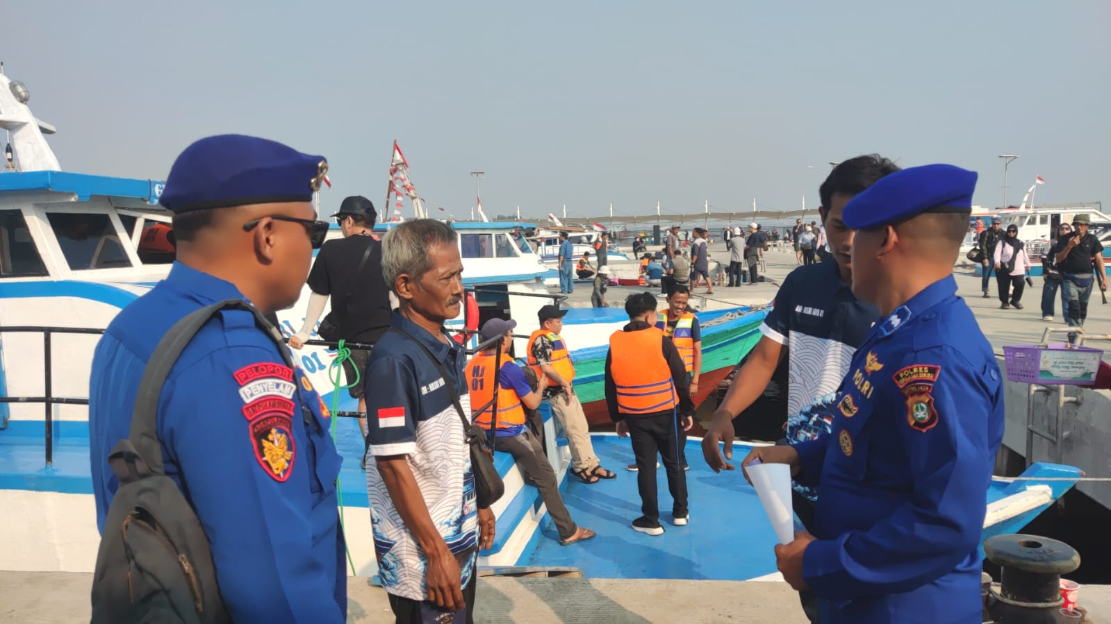 Satpolairud Polres Kepulauan Seribu Sosialisasikan Layanan 110 dan Jaga Laut Jakarta di Pelabuhan Kali Adem