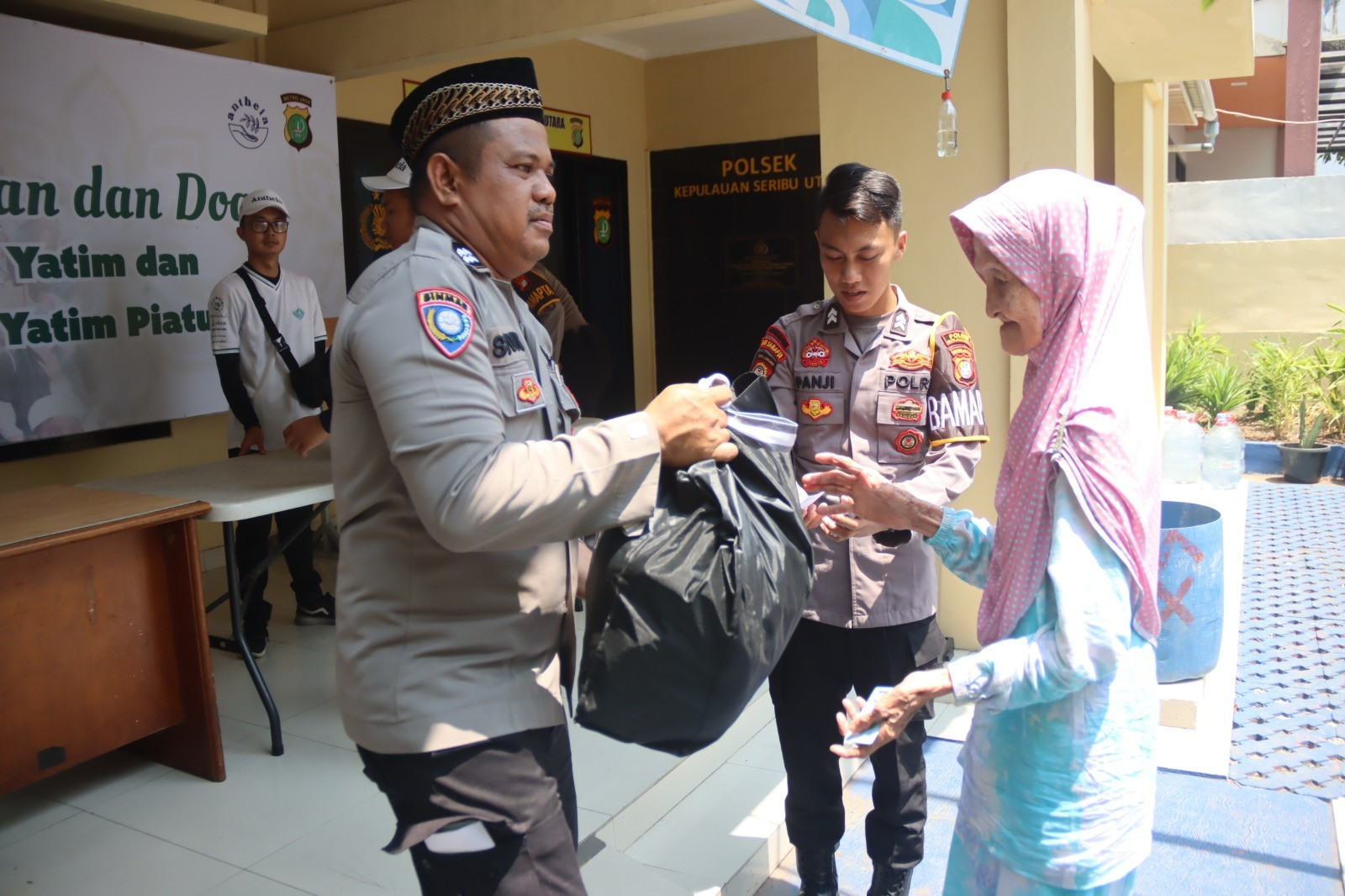 Polsek Kepulauan Seribu Utara Salurkan Santunan Sembako untuk 428 Jompo dan Dhuafa, Didukung PT NHM dan Niti Islands