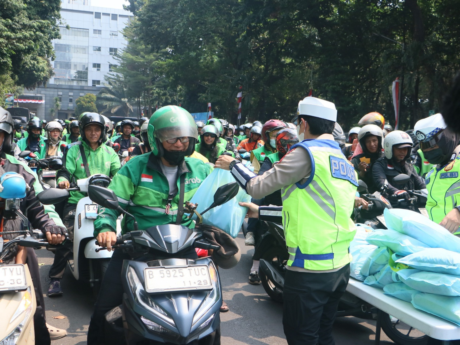 Jumat Peduli, Polda Metro Jaya Pererat Silaturahmi dengan Pengemudi Ojol