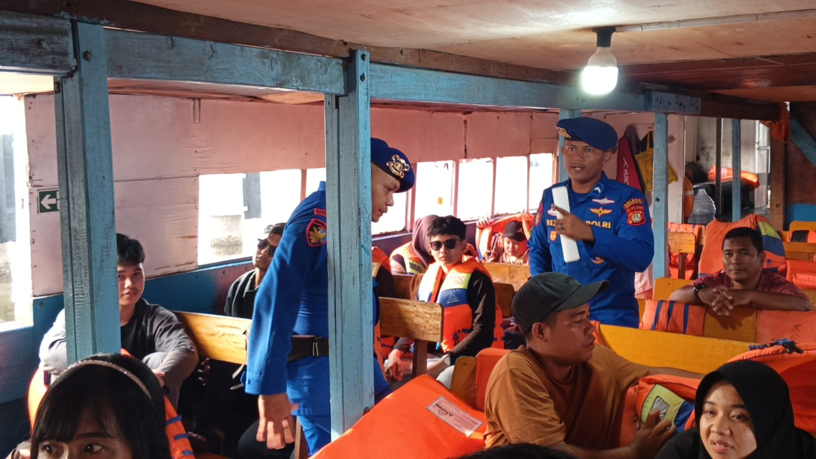 Satpolairud Sosialisasikan Polisi 110 dan Keselamatan Berlayar kepada Penumpang di Dermaga Kaliadem