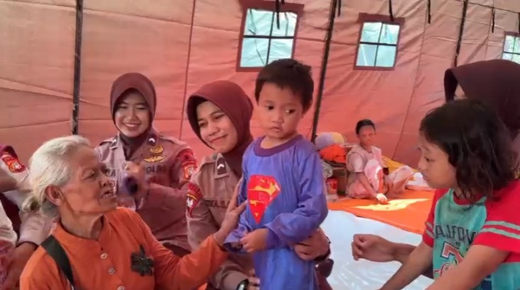 Polwan Brimob Polda Metro Jaya Berikan Trauma Healing untuk Anak-anak Korban Kebakaran Pasar Jiung Kemayoran