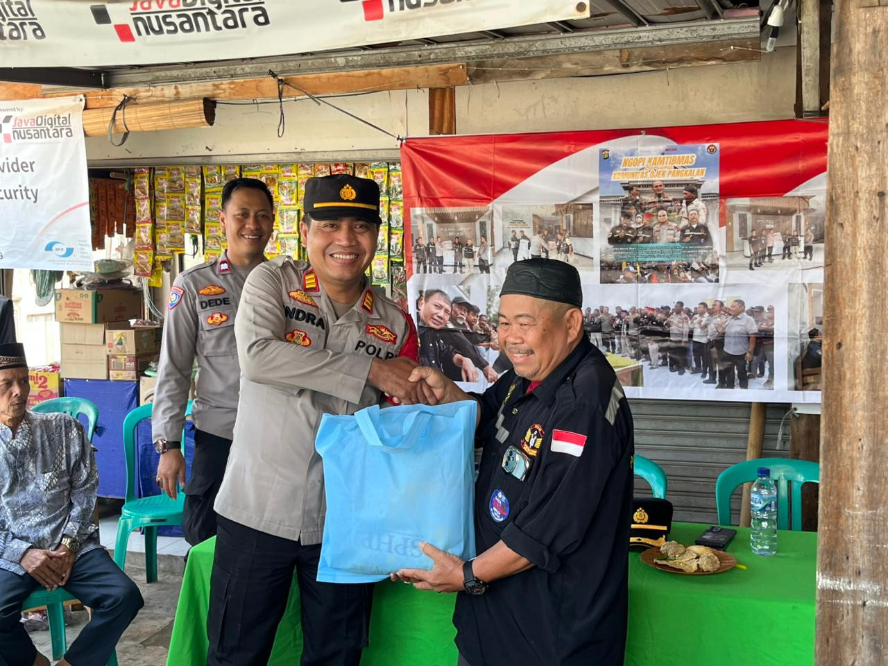 Polres Metro Bekasi Gelar Jumat Peduli, Ojek Pangkalan Cikarang Utara Terima Bantuan Sembako