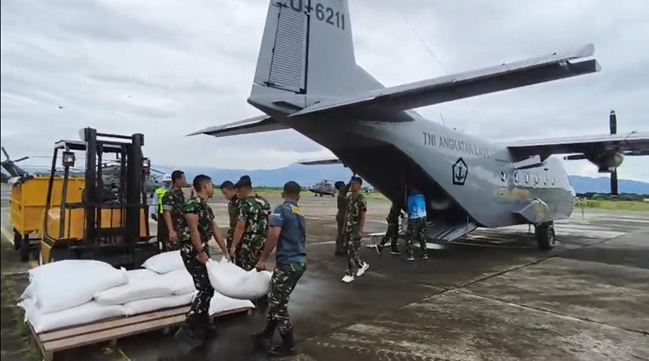 Bantu Percepat Distribusi Logistik, TNI AL Salurkan Bantuan Bencana Alam Melalui Udara Ke Takengon Aceh