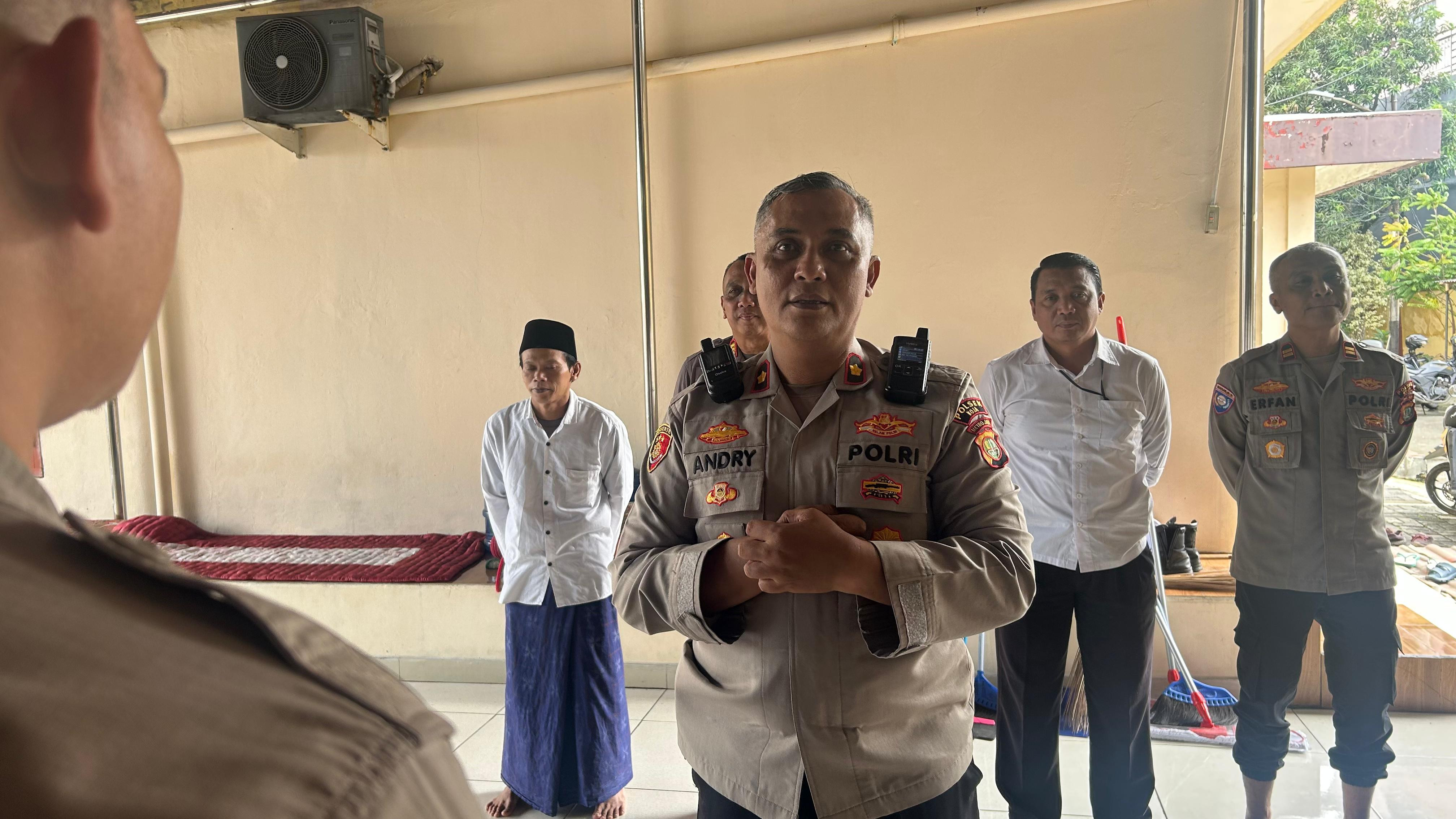 Polisi Gelar Program Bang Jasri, Polsek Koja Bersihkan Masjid Baitul Harisin Sambut Ramadhan