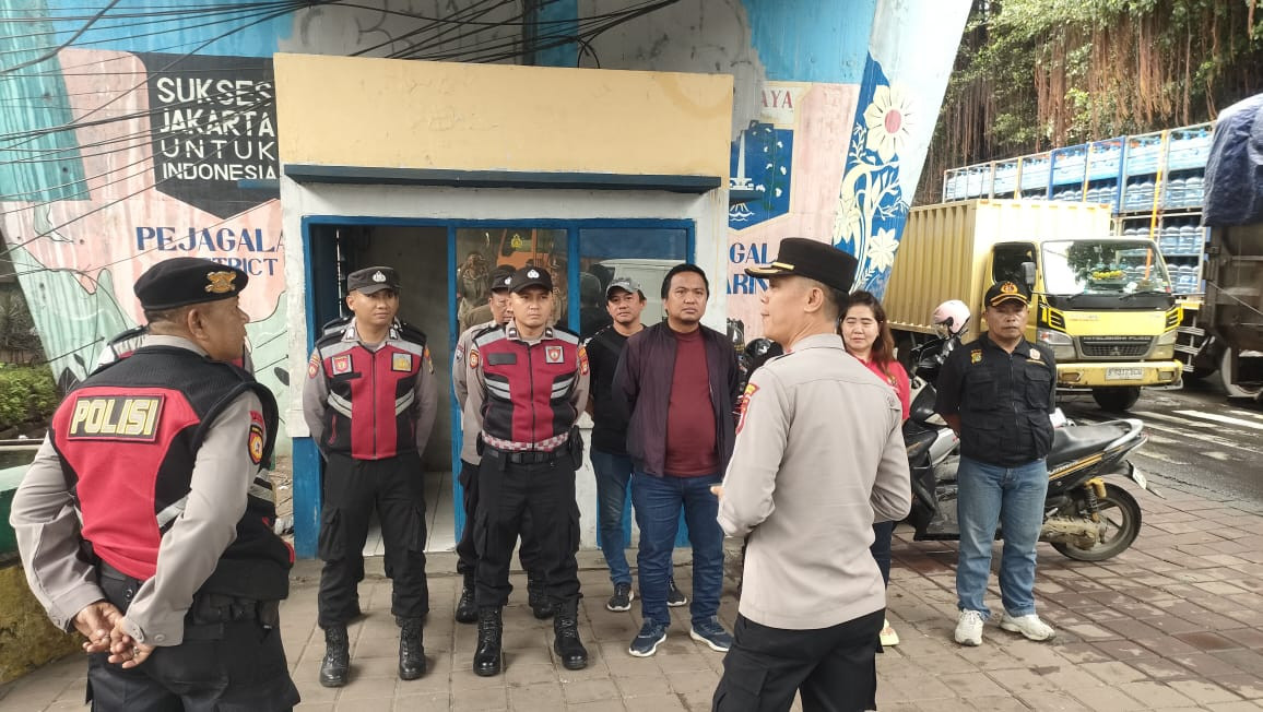 Antisipasi Pergerakan Massa, Polsek Metro Penjaringan Gelar Apel Penyekatan di Jembatan Tiga Pejagalan