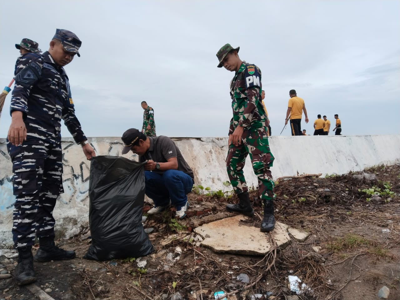 Dukung Indonesia Asri, Pos TNI AL Mukomuko Bersinergi Laksanakan Kebersihan Pantai Abrasi