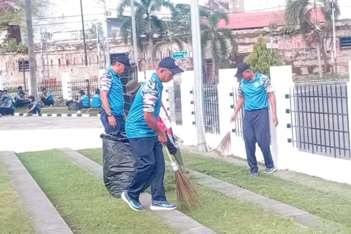 Lanal Bengkulu Laksanakan Bakti Sosial Pembersihan Kawasan Benteng Marlborough