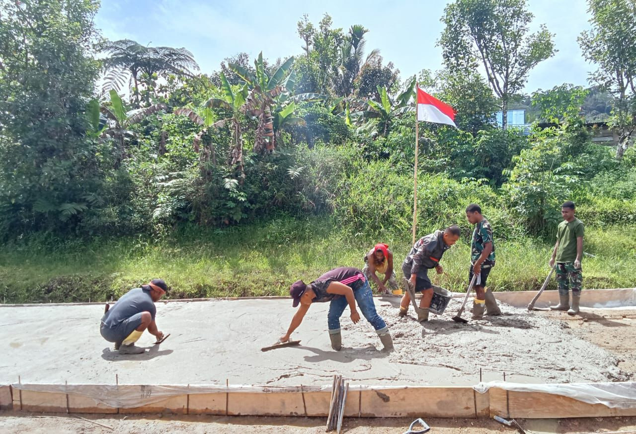 Satgas TMMD ke-126 Semangat Gotong Royong Lanjutkan Pengecoran Jalan di Kampung Babak