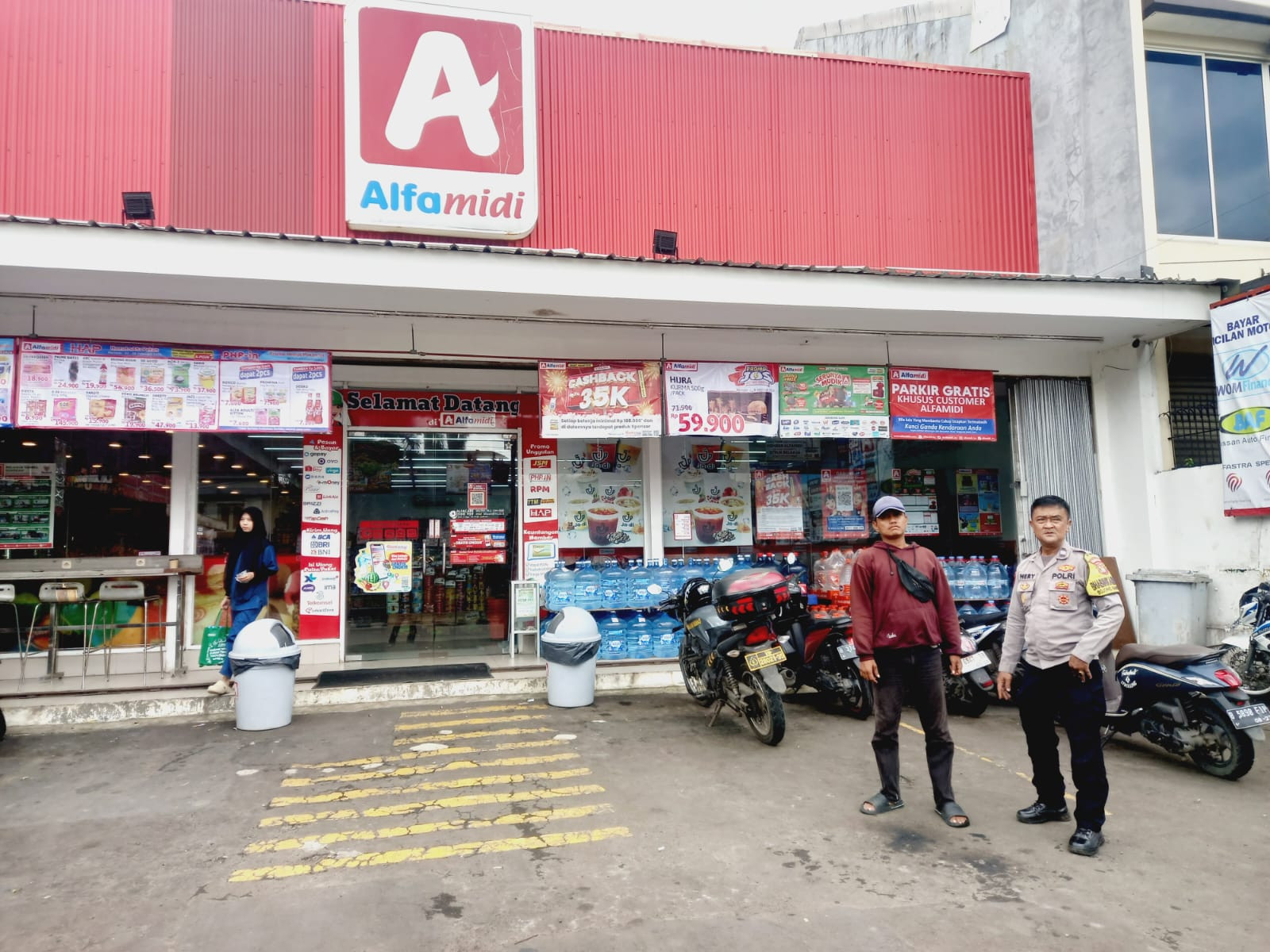 Antisipasi Curanmor, Bhabinkamtibmas Polsek Rawalumbu Intensifkan Monitoring Kantong Parkir di Kemang Pratama