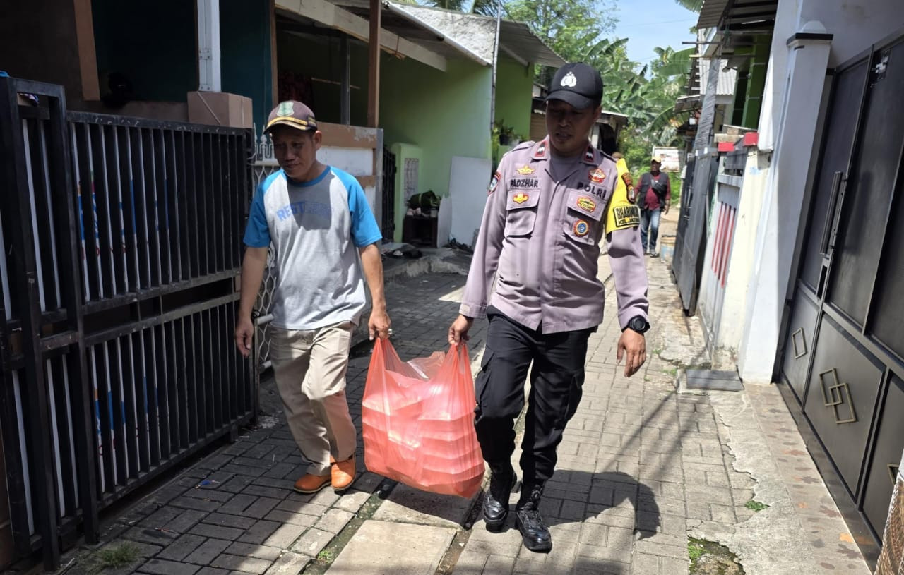 Jumat Berkah di Pondok Gede: Tiga Pilar Jatibening Baru Bagikan 100 Nasi Kotak kepada Warga