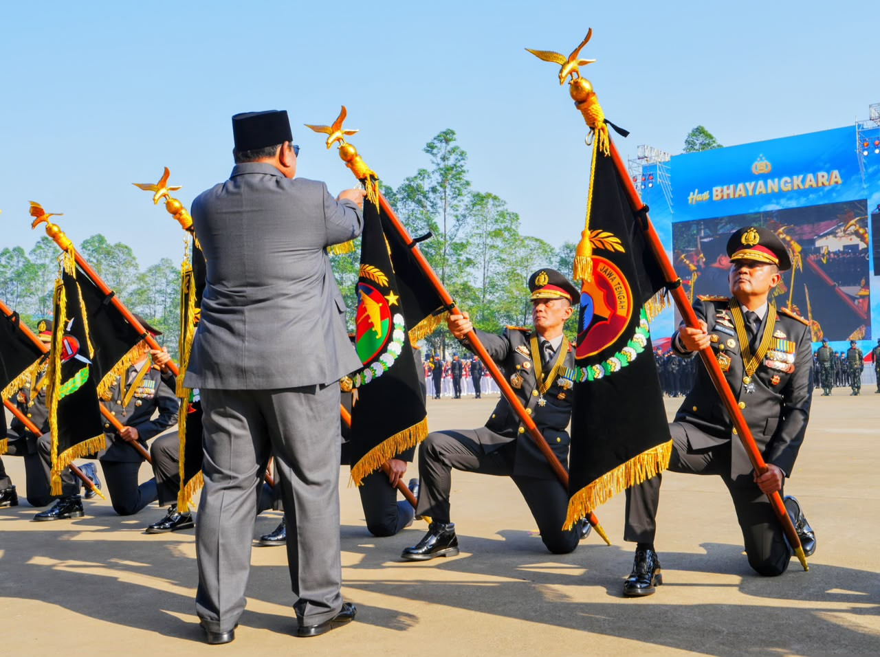 Kapolda Lampung Irjen Pol Helfi Assegaf Terima Penghargaan Nugraha Sakanti pada HUT Bhayangkara ke-80