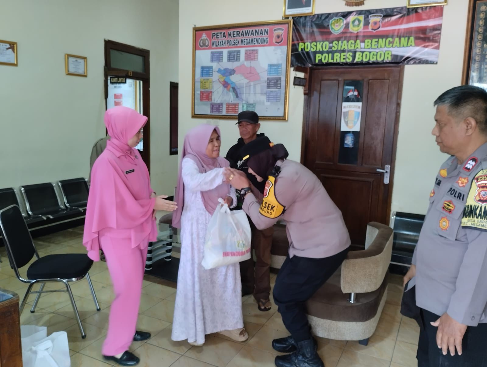 Momentum Ramadhan, Polsek Megamendung Hadirkan Bantuan untuk Kaum Dhuafa