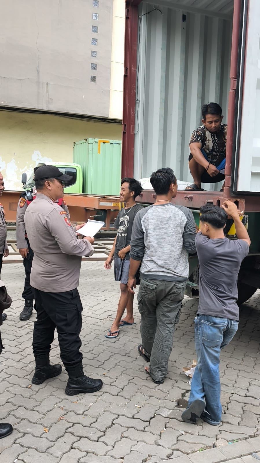 Cegah Gangguan Kamtibmas, Polisi Intensifkan Patroli Humanis di Kawasan Niaga Pademangan