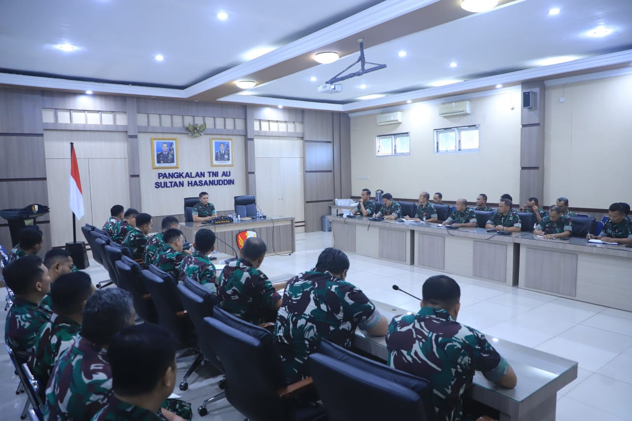 Komandan Lanud Sultan Hasanuddin Pimpin Rapat Staf, Tekankan Kepemimpinan Berbasis Keteladanan dan Kecerdasan Emosional